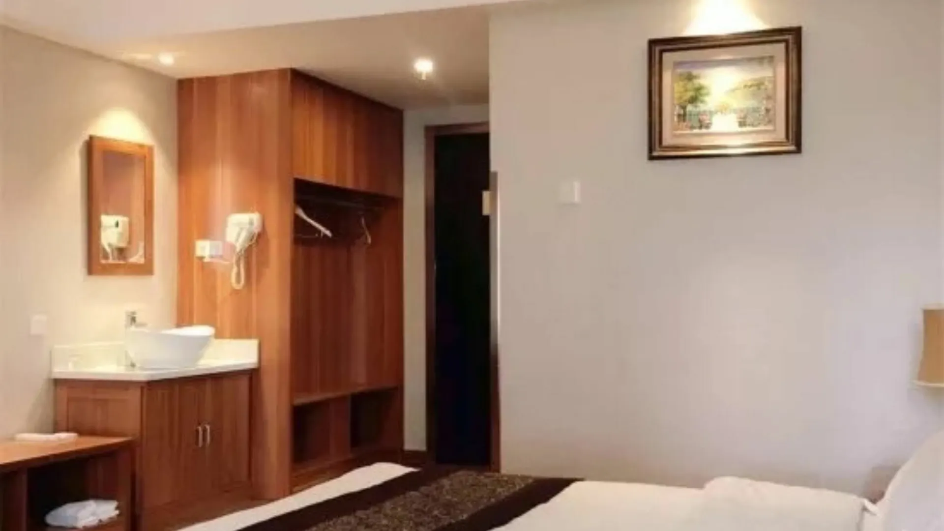 ***  Luoyang Feronia Hotel الصين